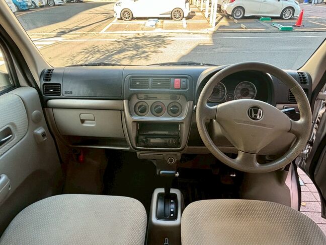 軽自動車とは思えないほど、高さがあり広い店内です。